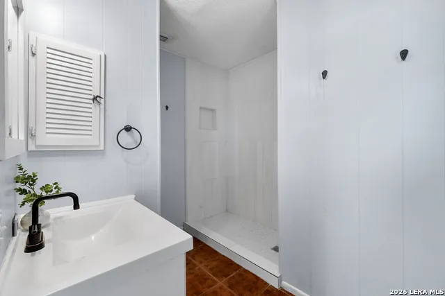 1305 E Colorado Pearsall, TX 78061