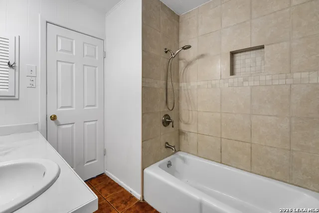 1305 E Colorado Pearsall, TX 78061