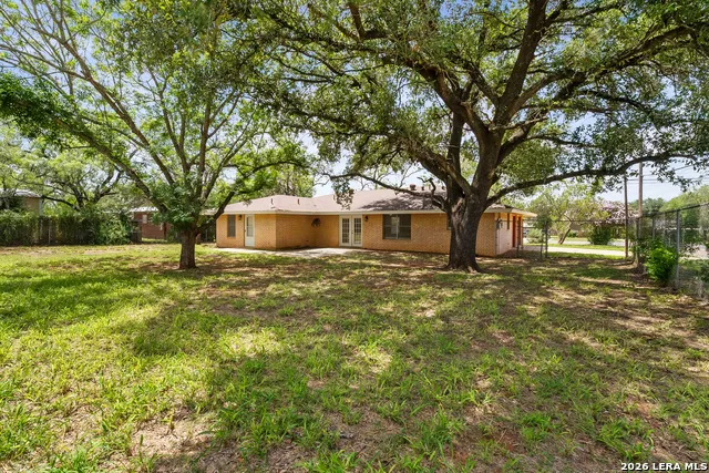 1305 E Colorado Pearsall, TX 78061