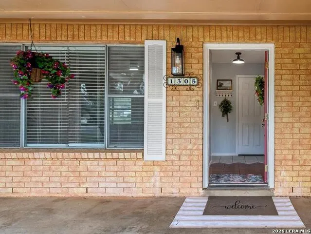 1305 E Colorado Pearsall, TX 78061