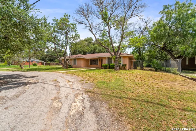 1305 E Colorado Pearsall, TX 78061