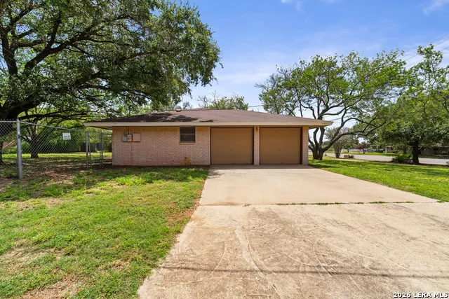 1305 E Colorado Pearsall, TX 78061