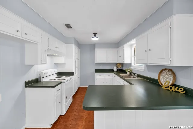 1305 E Colorado Pearsall, TX 78061