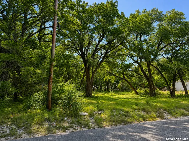 231 Florida Ave Lakehills, TX 78063