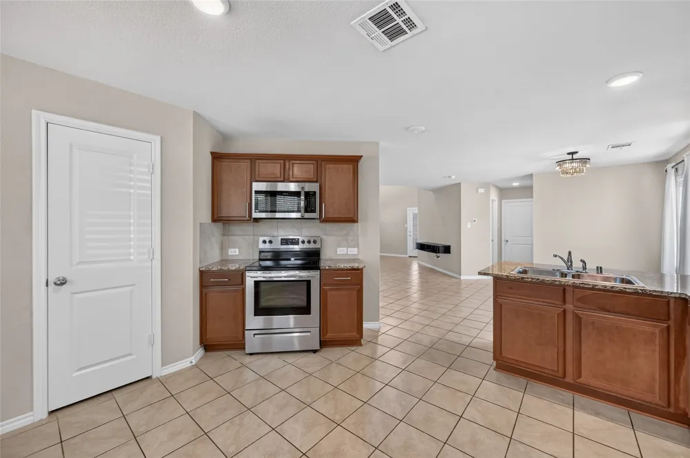 1518 Illinois Avenue Lancaster, TX 75134