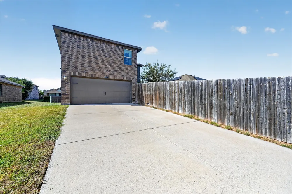 1518 Illinois Avenue Lancaster, TX 75134