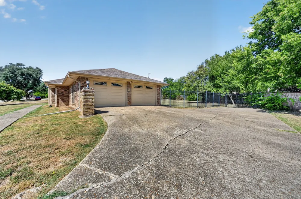 1226 Ranch Valley Drive DeSoto, TX 75115