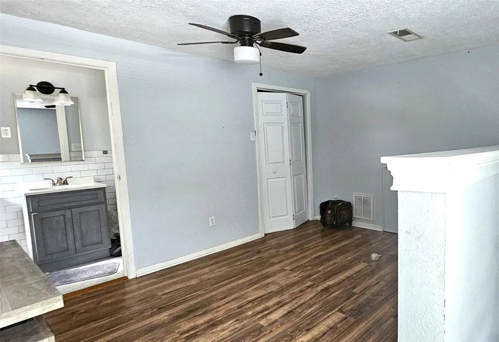 219 Texas Avenue Bacliff, TX 77518