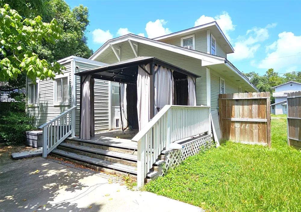 219 Texas Avenue Bacliff, TX 77518