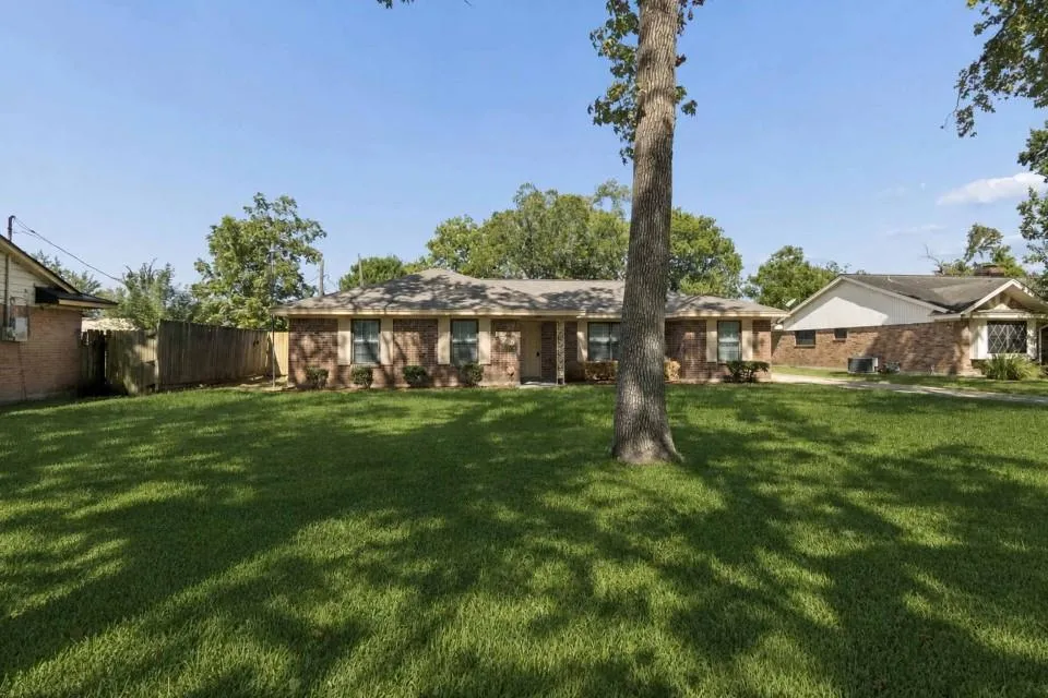 123 Lone Oak Drive Highlands, TX 77562
