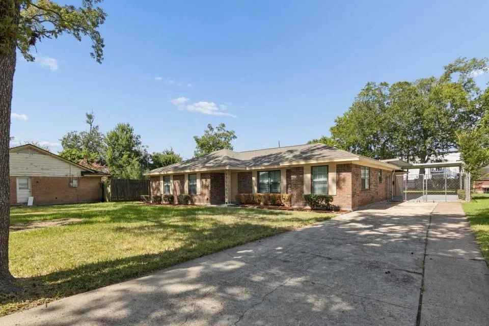 123 Lone Oak Drive Highlands, TX 77562