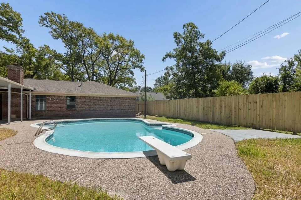 123 Lone Oak Drive Highlands, TX 77562