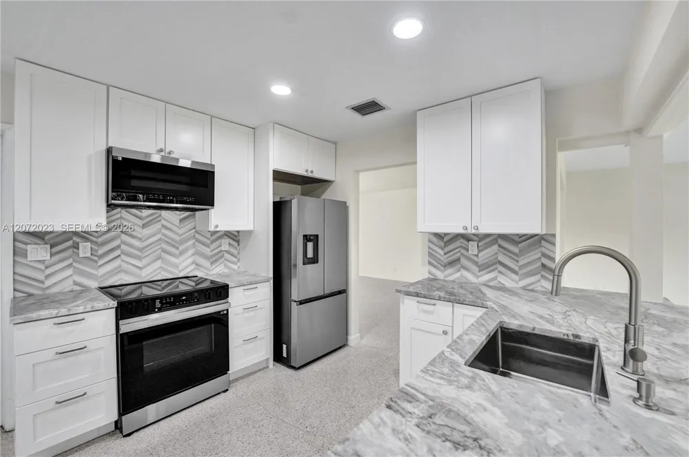 1524 NE 37th St Oakland Park, FL 33334