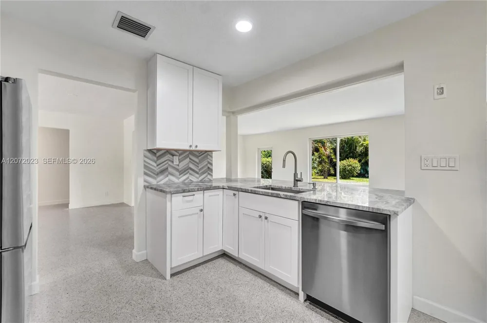 1524 NE 37th St Oakland Park, FL 33334