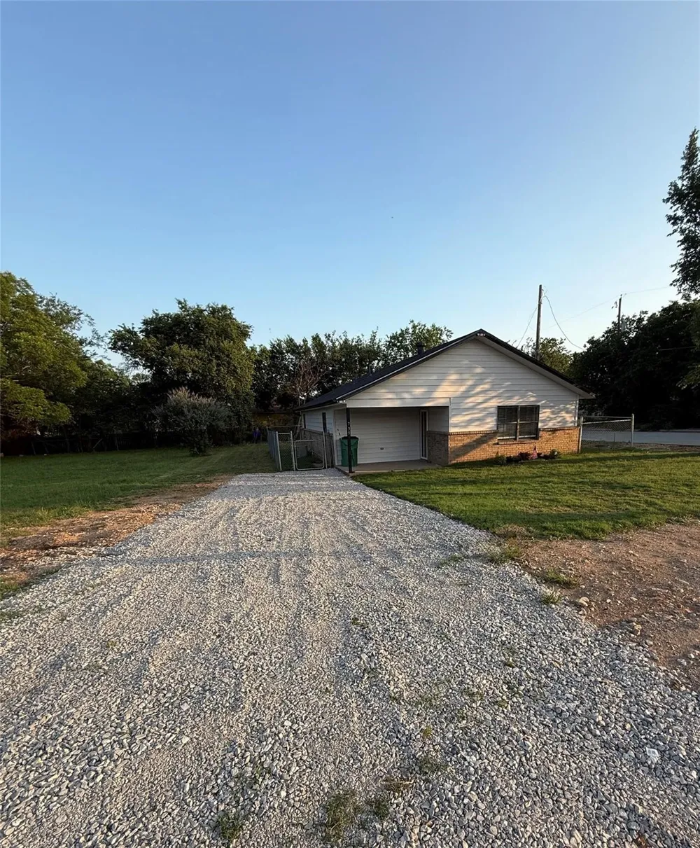 739 W Pine Street Jacksboro, TX 76458