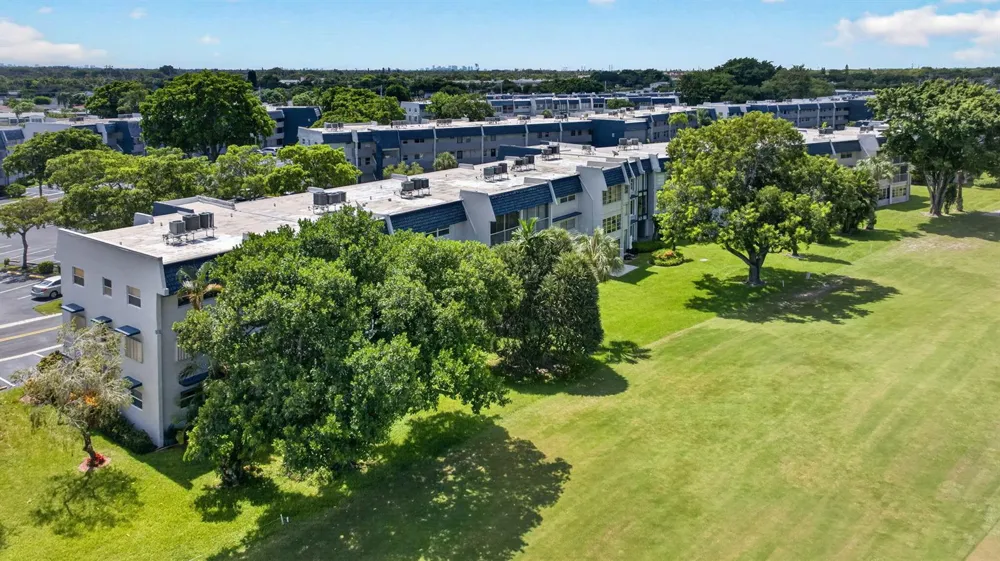 7827 GOLF CIR DRIVE #301 Margate, FL 33063