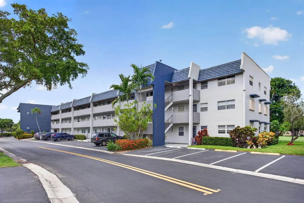 7827 GOLF CIR DRIVE #301 Margate, FL 33063