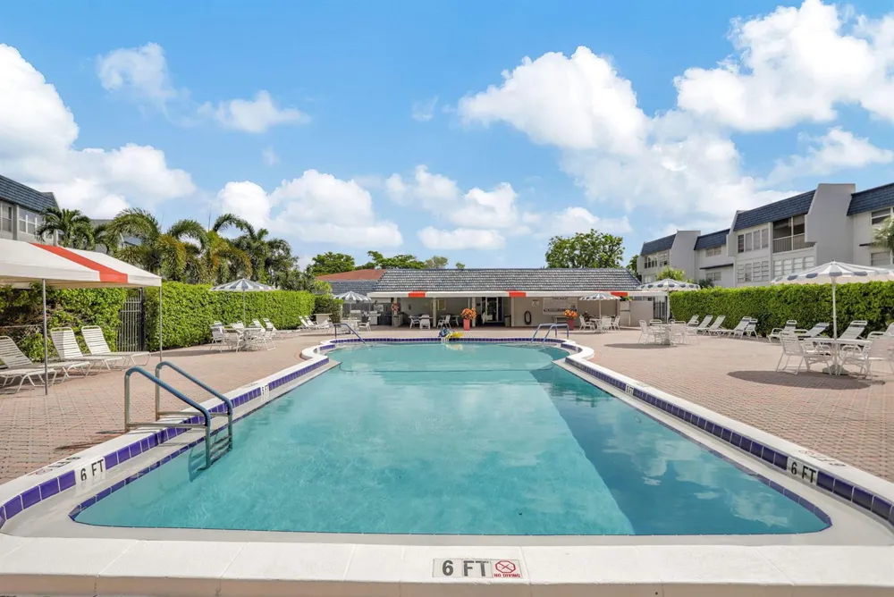 7827 GOLF CIR DRIVE #301 Margate, FL 33063
