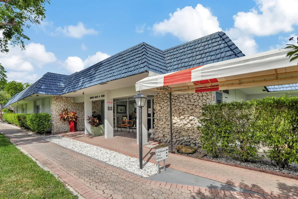 7827 GOLF CIR DRIVE #301 Margate, FL 33063