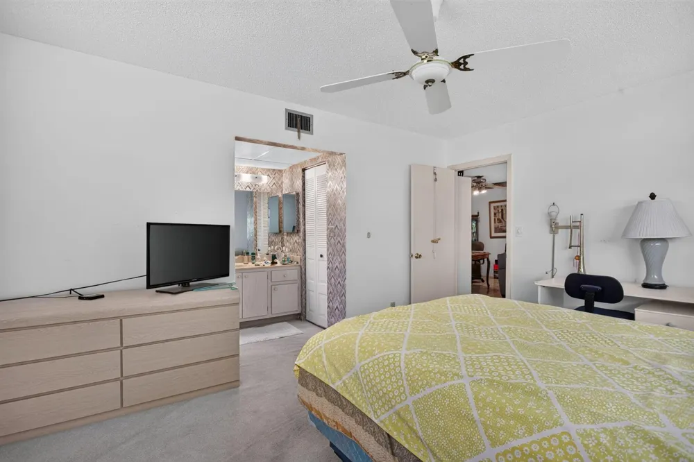 7827 GOLF CIR DRIVE #301 Margate, FL 33063