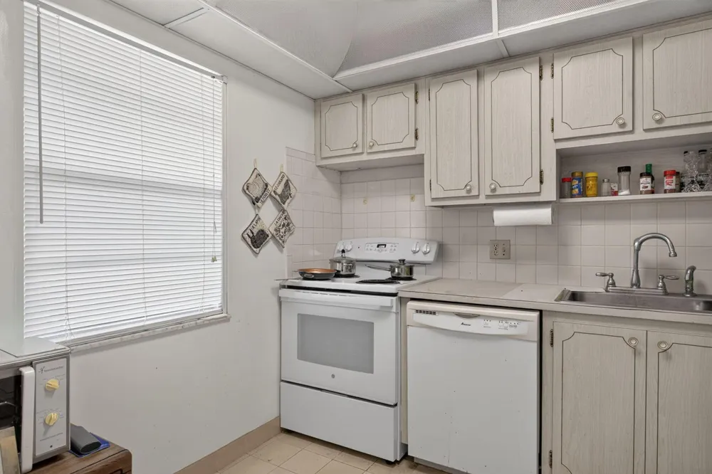 7827 GOLF CIR DRIVE #301 Margate, FL 33063
