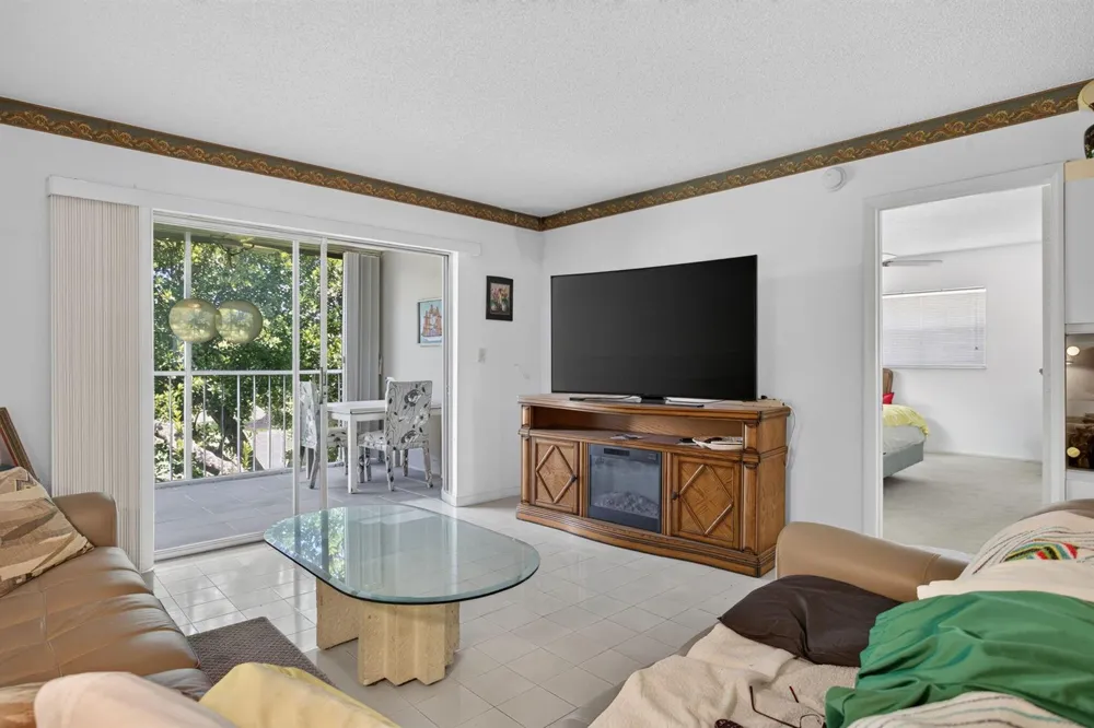 7827 GOLF CIR DRIVE #301 Margate, FL 33063