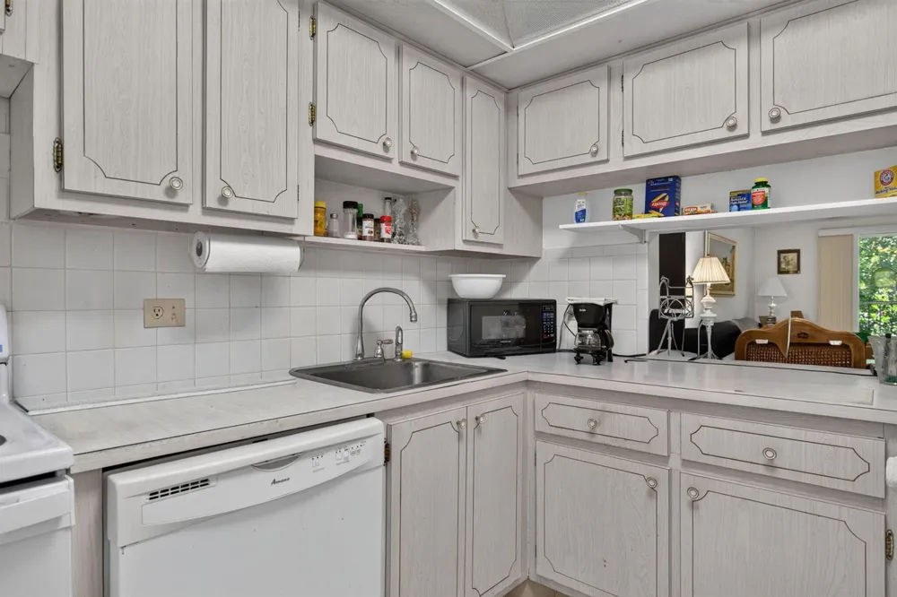7827 GOLF CIR DRIVE #301 Margate, FL 33063