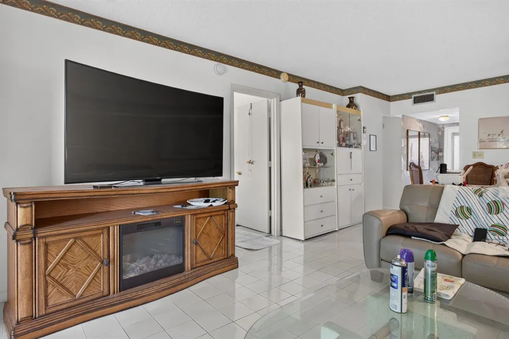 7827 GOLF CIR DRIVE #301 Margate, FL 33063