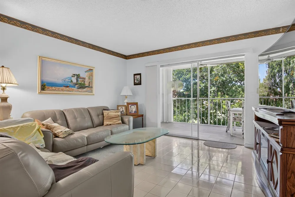 7827 GOLF CIR DRIVE #301 Margate, FL 33063