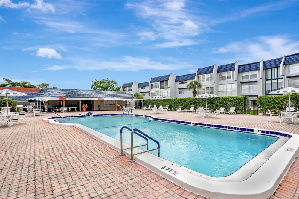 7827 GOLF CIR DRIVE #301 Margate, FL 33063