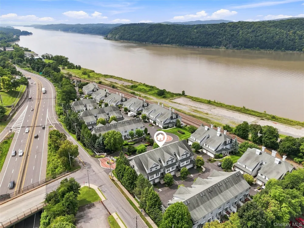 308 Bridgeview Drive Poughkeepsie, NY 12601