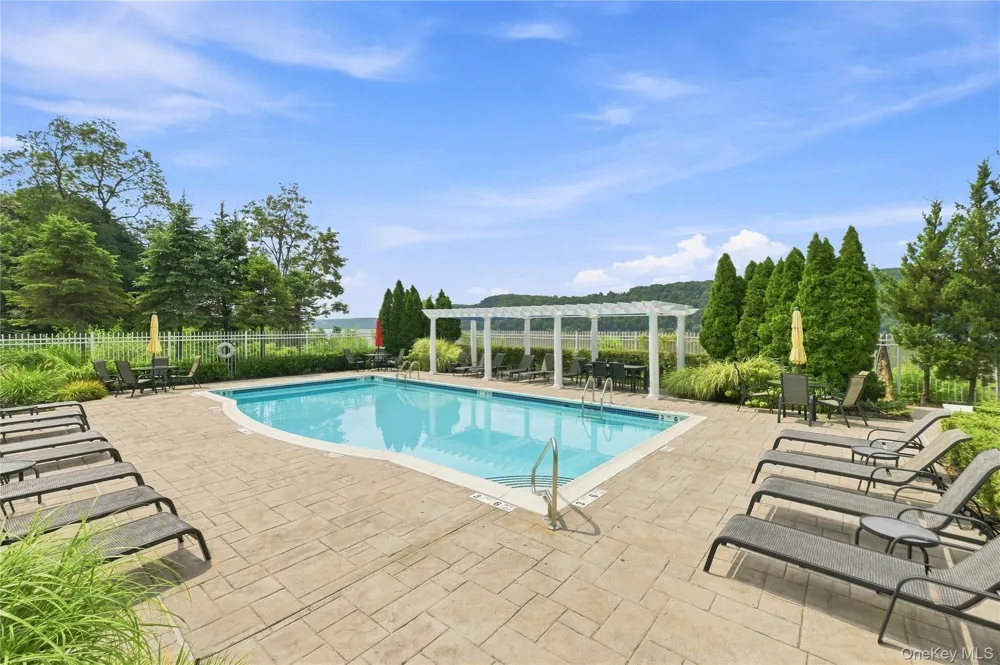 308 Bridgeview Drive Poughkeepsie, NY 12601