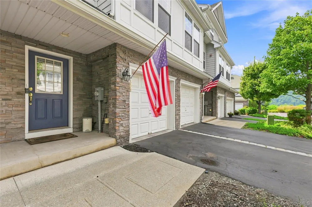 308 Bridgeview Drive Poughkeepsie, NY 12601
