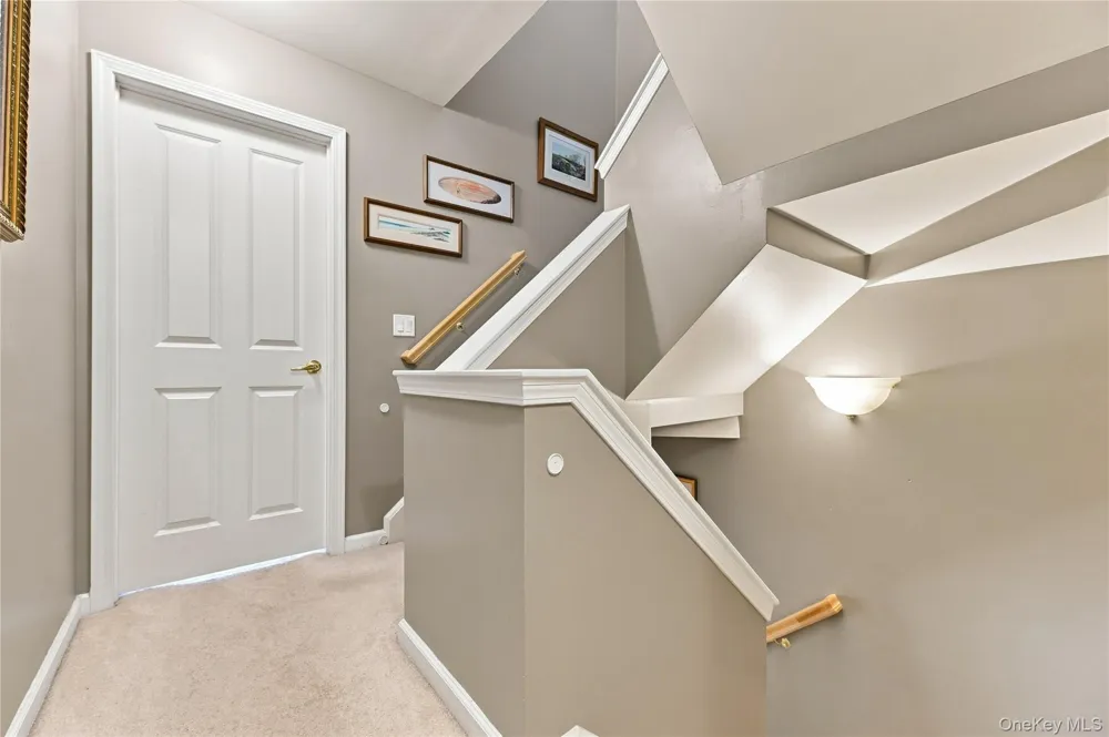308 Bridgeview Drive Poughkeepsie, NY 12601