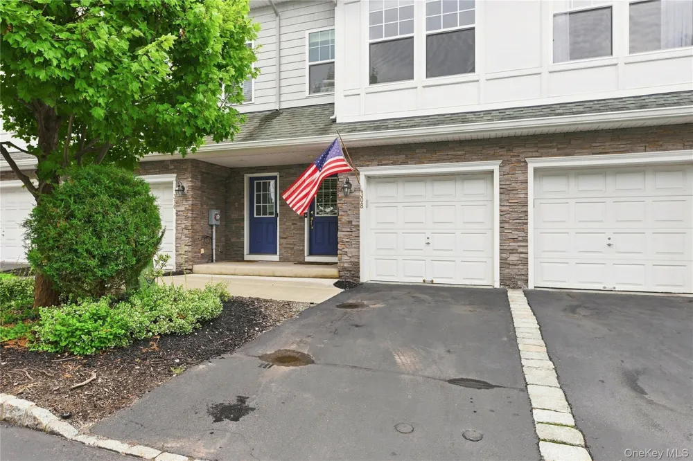 308 Bridgeview Drive Poughkeepsie, NY 12601