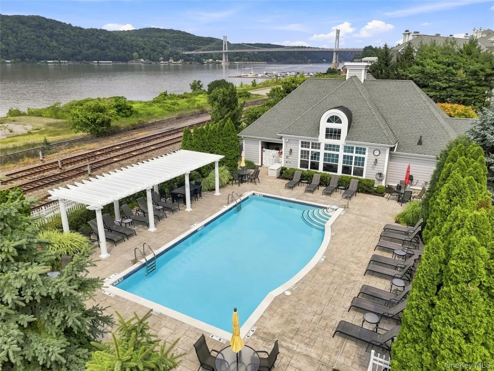 308 Bridgeview Drive Poughkeepsie, NY 12601