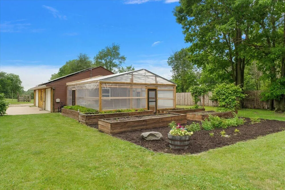 805 W Moore Road Grant, MI 49327