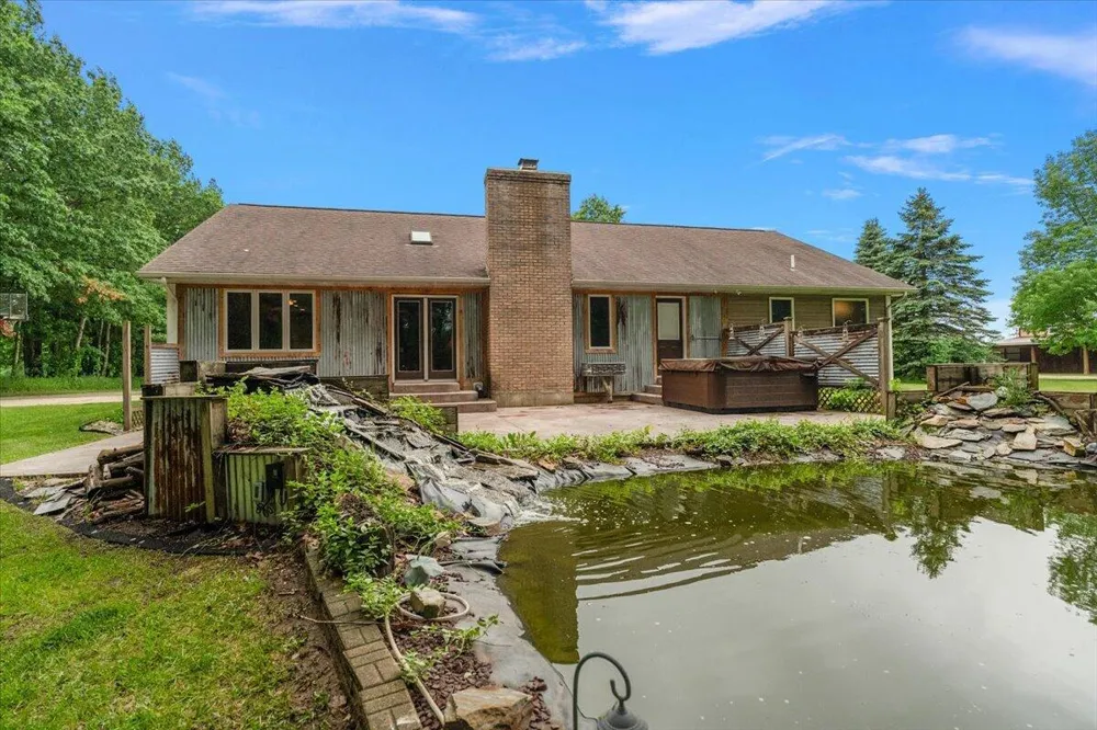 805 W Moore Road Grant, MI 49327