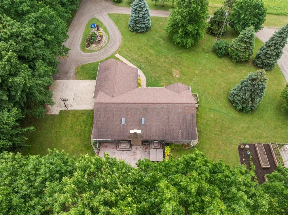 805 W Moore Road Grant, MI 49327