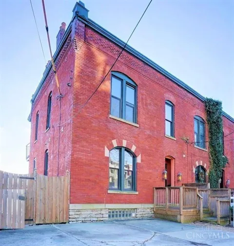 923 Riverview Place