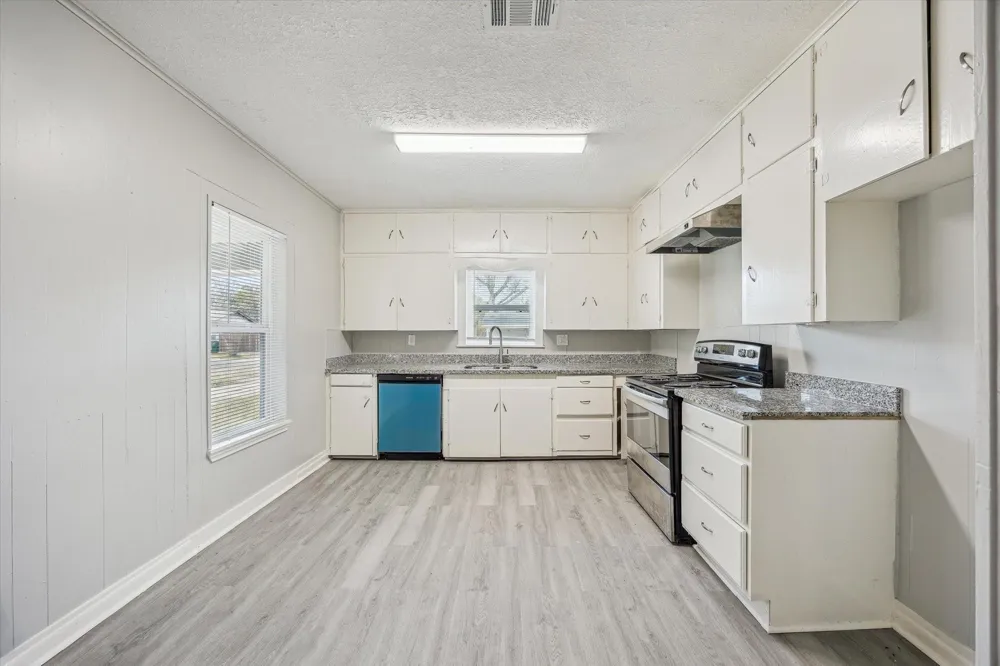 710 E Magnolia Street Angleton, TX 77515
