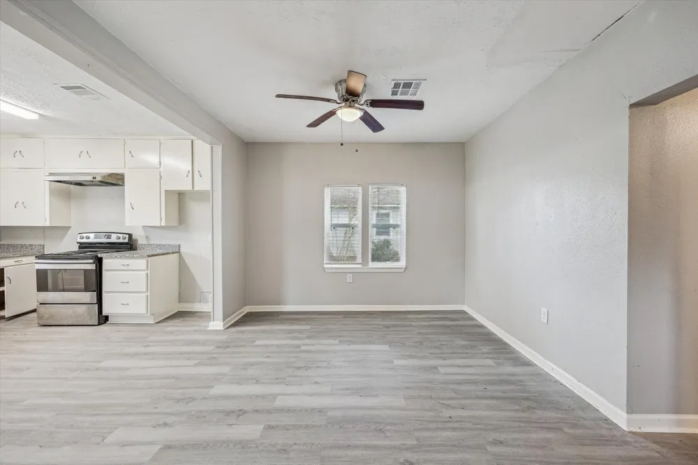 710 E Magnolia Street Angleton, TX 77515
