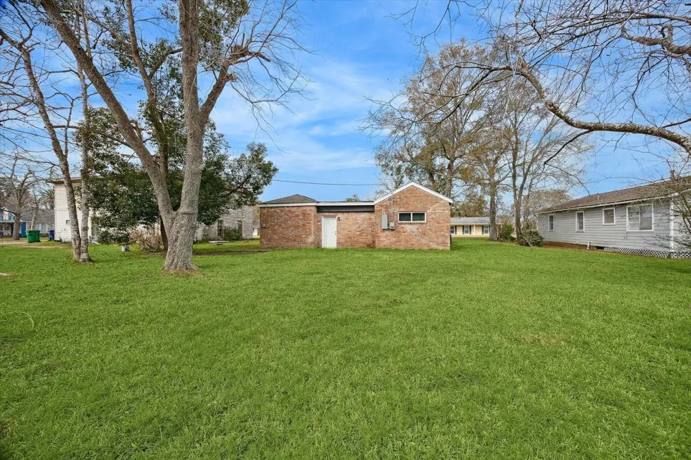 710 E Magnolia Street Angleton, TX 77515