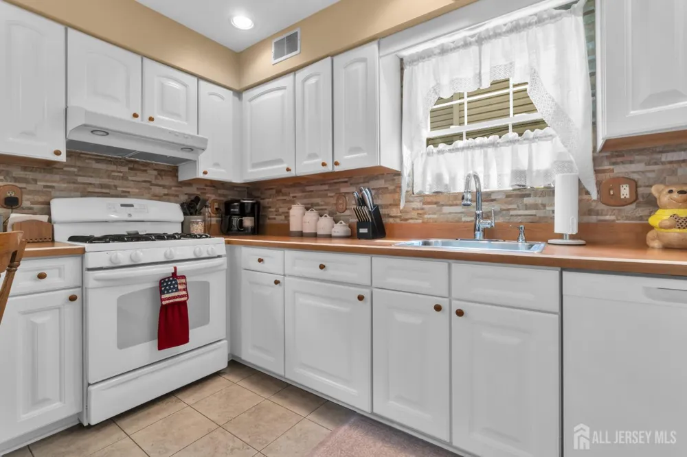 266 Thomas Street Woodbridge Proper, NJ 07095