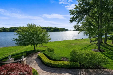 1832 Long Lake Shore Drive