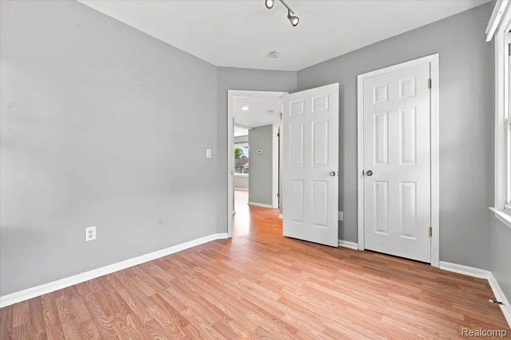 1527 E Meyers Avenue Hazel Park City, MI 48030