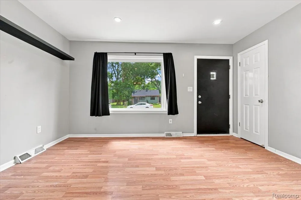 1527 E Meyers Avenue Hazel Park City, MI 48030