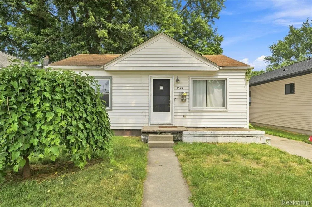 1527 E Meyers Avenue Hazel Park City, MI 48030