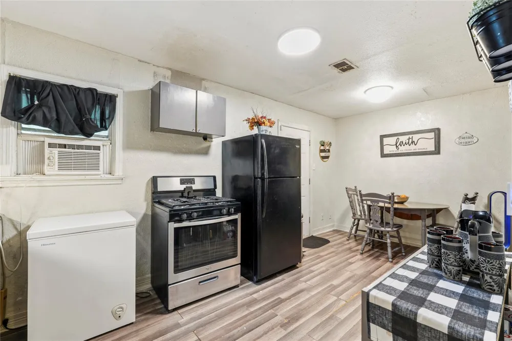 910 W 6th Street Freeport, TX 77541