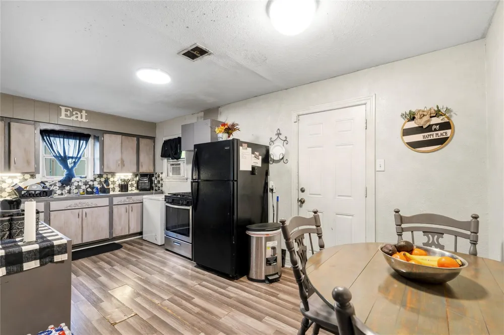 910 W 6th Street Freeport, TX 77541